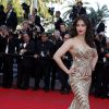 Aishwarya Rai dans une robe Roberto Cavalli - Montée des marches du film "Deux jours, une nuit" durant le 67e Festival du film de Cannes le 20 mai 2014
