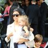 Kourtney Kardashian et ses enfants Pénélope et Mason - Les invités du mariage de Kim Kardashian et de Kanye West arrivent à l'aéroport du Bourget en provenance de Florence en Italie, le 25 mai 2014. 