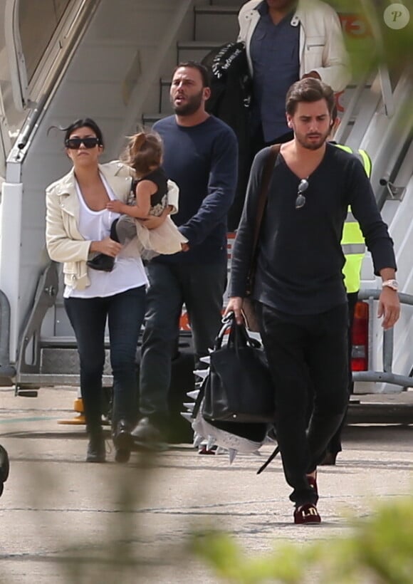 Scott Disick avec sa compagne Kourtney Kardashian et leurs fille Pénélope - Les invités du mariage de Kim Kardashian et de Kanye West arrivent à l'aéroport du Bourget en provenance de Florence en Italie, le 25 mai 2014. 