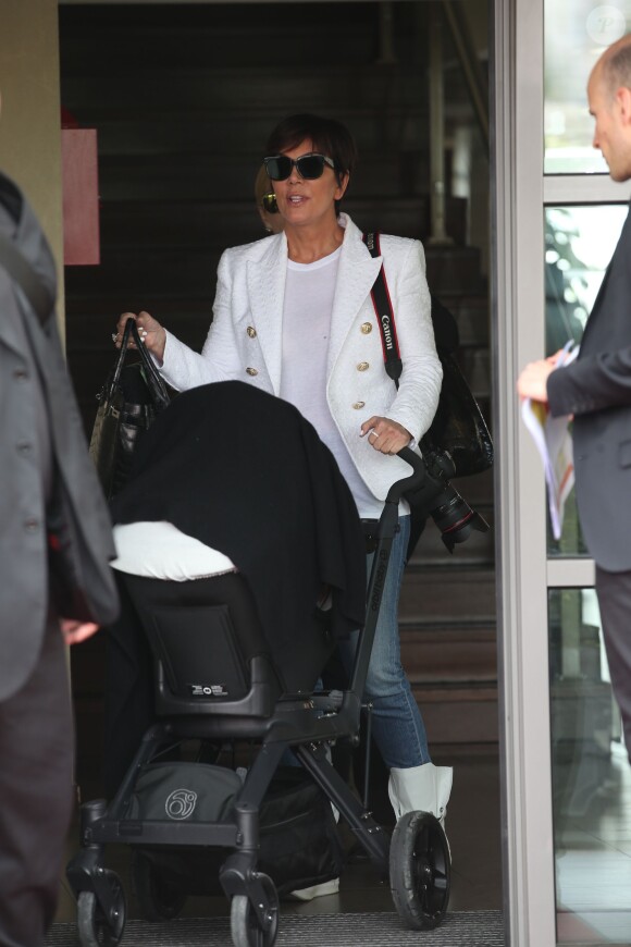 Kris Jenner et North (fille de Kim Kardahian et de Kanye West) - Les invités du mariage de Kim Kardashian et de Kanye West arrivent à l'aéroport du Bourget en provenance de Florence en Italie, le 25 mai 2014. 
