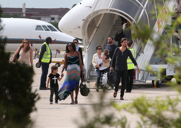 Scott Disick avec sa compagne Kourtney Kardashian et leurs enfants Mason et Pénélope - Les invités du mariage de Kim Kardashian et de Kanye West arrivent à l'aéroport du Bourget en provenance de Florence en Italie, le 25 mai 2014. 