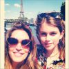 Selfie de Cindy Crawford et sa fille Kaia, devant la Tour Eiffel à Paris.