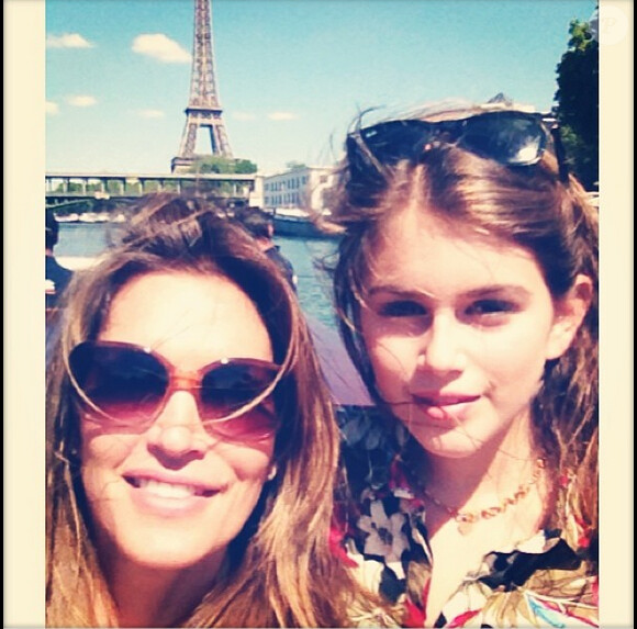 Selfie de Cindy Crawford et sa fille Kaia, devant la Tour Eiffel à Paris.