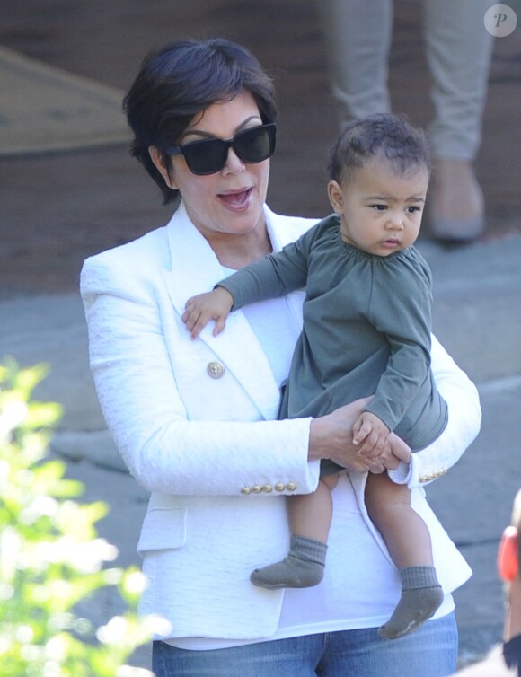 Kris Jenner et sa petite-fille North West quittent l'hôtel Belmond Villa San Michele à Florence. Le 25 mai 2014.