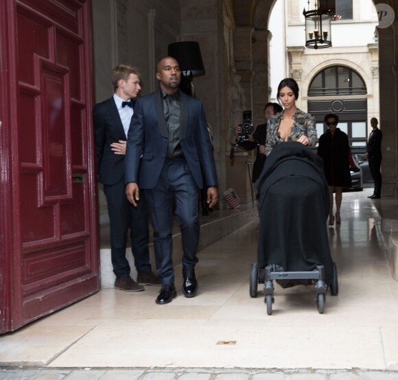 Kanye West, Kim Kardashian et North en poussette, se rendent au château de Wideville. Paris, le 23 mai 2014.