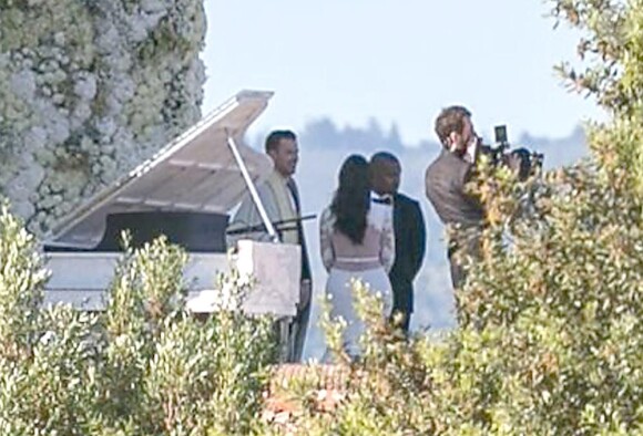 Kim Kardashian et Kaynie West pendant leur mariage le samedi 24 mai, au Forte di Belvedere, à Florence. Ils se sont dit OUI devant un mur de fleurs.