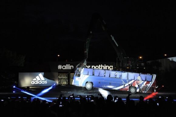 Le fameux bus de Knysna détruit à la grande soirée Adidas lundi 26 mai à La Courneuve. 
