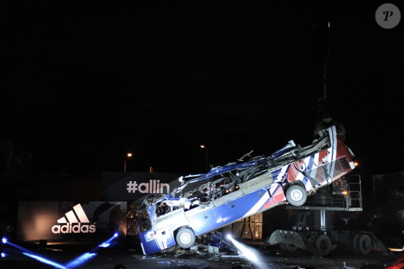 Le fameux bus de Knysna détruit à la soirée Adidas lundi 26 mai à La Courneuve. 