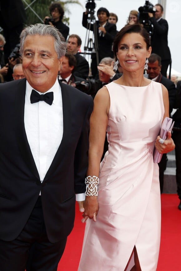 Christian Clavier et sa compagne Isabelle De Araujo (Bijoux APM Monaco) - Montée des marches du film "Jimmy's Hall" lors du 67e Festival du film de Cannes le 22 mai 2014