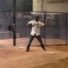 50 Cent lance correctement une balle de baseball, avant de le rater complètement sur le terrain du Citi Field. New York, le 27 mai 2014.