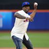 50 Cent en plein lancer lors de la rencontre New York Mets - Pittsburg Pirates au Citi Field. New York, le 27 mai 2014.