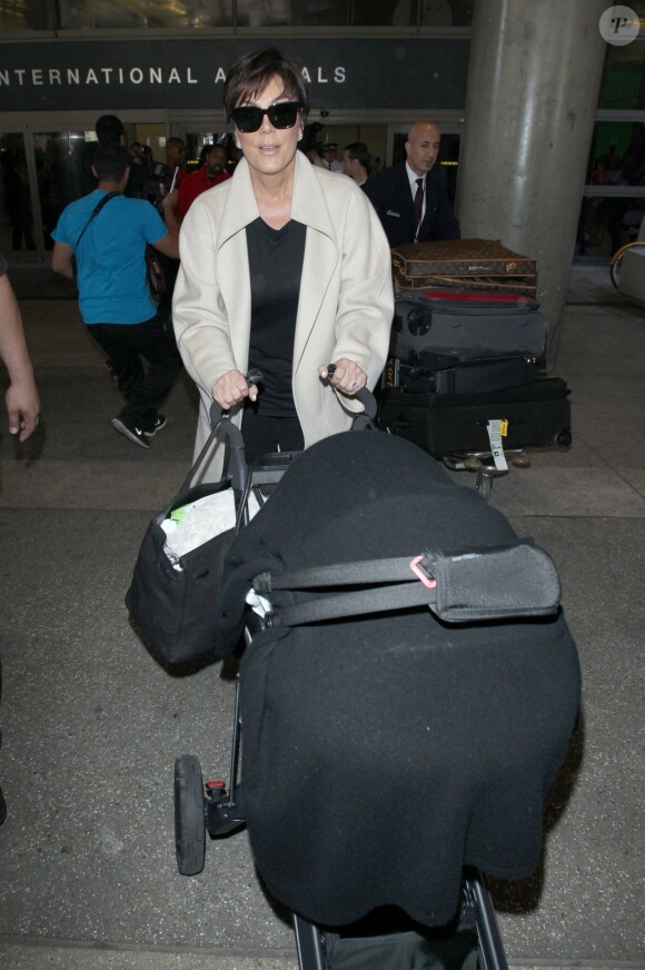 Kris Jenner arrive à Los Angeles avec North (fille de Kim Kardahian et de Kanye West) le 26 mai 2014. 