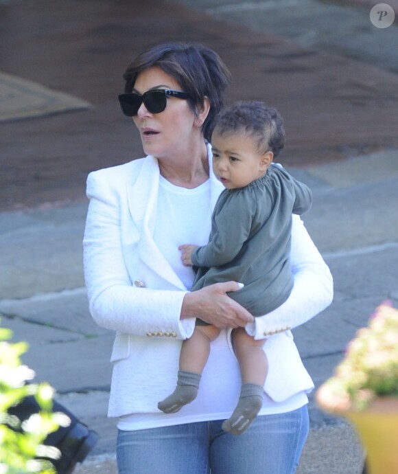 Kris Jenner et North (fille de Kim Kardahian et de Kanye West) - La famille Kardashian quitte l'hôtel "Belmond Villa San Michele" à Florence en Italie au lendemain du mariage de Kim Kardashian avec Kanye West, le 24 mai 2014.