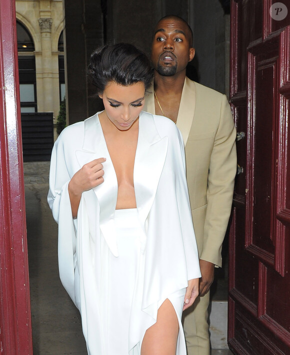 Kim Kardashian et Kanye West quittent leur domicile parisien pour se rendre au château de Versailles pour leur fête de pré-mariage. Le 23 mai 2014.