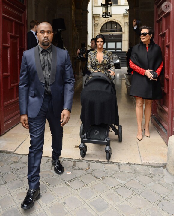 Le clan Kardashian (Kanye West, Kim Kardashian, Kris Jenner et la petite North dans la poussette) quitte son domicile à Paris le 23 mai 2014 pour se rendre à la fête au château de Wideville (propriété de Valentino).