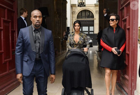 Le clan Kardashian (Kanye West, Kim Kardashian, Kris Jenner et la petite North dans la poussette) quitte son domicile à Paris le 23 mai 2014 pour se rendre à la fête au château de Wideville (propriété de Valentino).