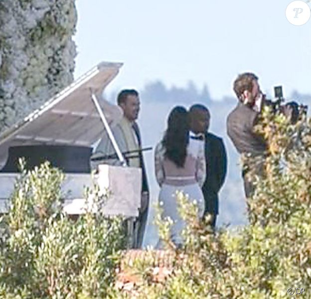 Kim Kardashian et Kanye West pendant leur mariage le samedi 24 mai, au Forte di Belvedere, &agrave; Florence. Ils se sont dit OUI devant un mur de fleurs.