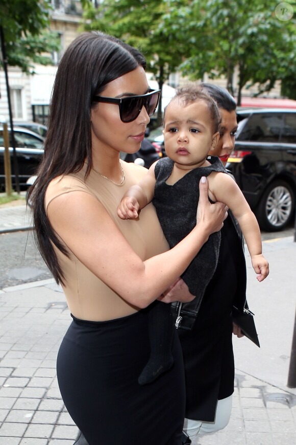 Kim Kardashian et sa fille North se rendent à la boutique Givenchy avenue George V à Paris, le 20 mai 2014.