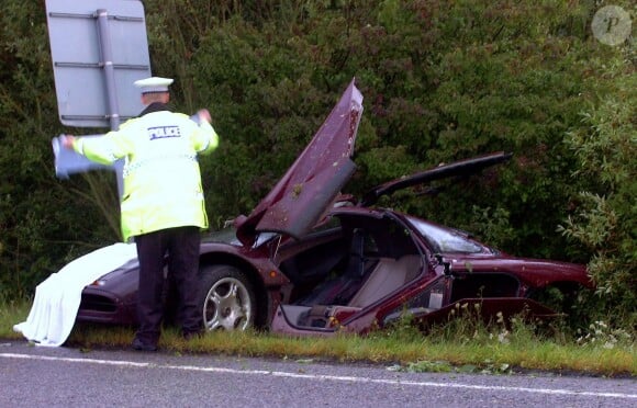 Photo de l'accident de Rowan Atkinson au volant de sa McLaren F1 en 2011. 
