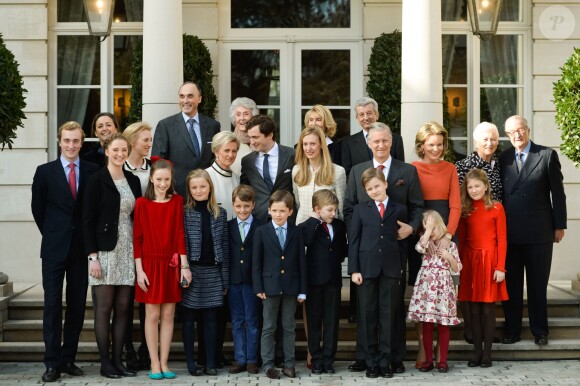 Photo de groupe aux fiançailles du prince Amedeo de Belgique, fils de la princesse Astrid et du prince Lorenz, et de sa compagne Elisabetta Maria Rosboch von Wolkenstein, célébrées le 16 février 2014 à la résidence Schonenberg, à Bruxelles.