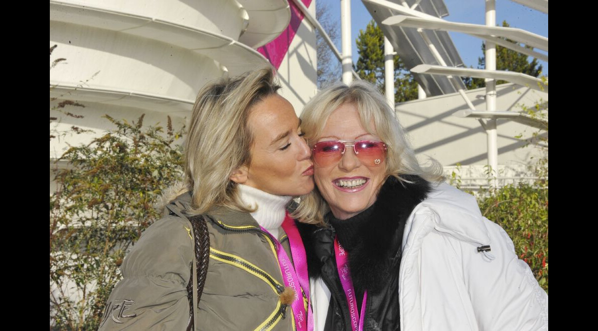 Photo : Évelyne Leclercq et sa fille lors du coup d'envoi des 25 ans du  Futuroscope, à Poitiers, le 17 décembre 2011. - Purepeople