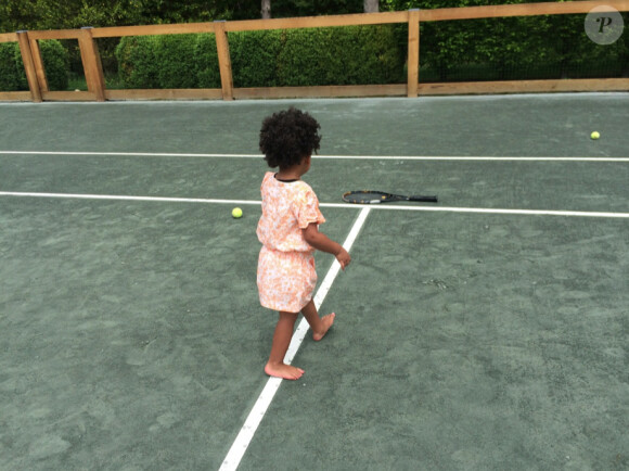 Blue Ivy, la fille de Beyoncé, se familiarise avec le tennis. Photo révélée sur le site Beyonce.com en mai 2014.