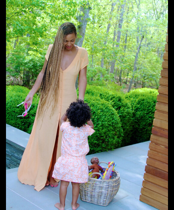 Beyoncé avec sa fille Blue Ivy. Photo révélée sur le site Beyonce.com en mai 2014.