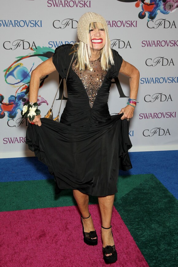 La créatrice Betsey Johnson assiste aux CFDA Fashion Awards 2014 à l'Alice Tully Hall, au Lincoln Center. New York, le 2 juin 2014.