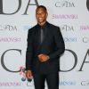 Le joueur de foot US Victor Cruz assiste aux CFDA Fashion Awards 2014 à l'Alice Tully Hall, au Lincoln Center. New York, le 2 juin 2014.