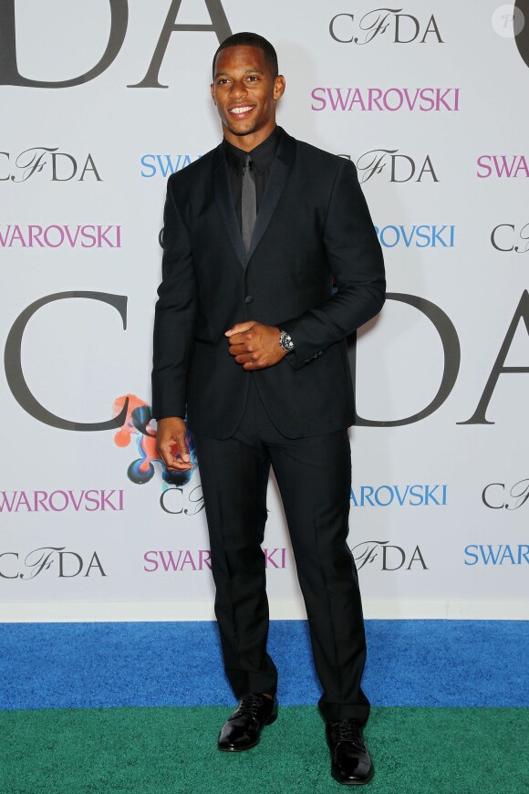 Le joueur de foot US Victor Cruz assiste aux CFDA Fashion Awards 2014 à l'Alice Tully Hall, au Lincoln Center. New York, le 2 juin 2014.