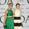 Beth Behrs et la créatrice Stacey Bendet (Alice + Olivia) assistent aux CFDA Fashion Awards 2014 à l'Alice Tully Hall, au Lincoln Center. New York, le 2 juin 2014.