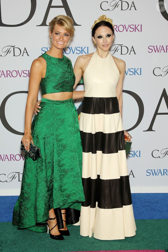 Beth Behrs et la créatrice Stacey Bendet (Alice + Olivia) assistent aux CFDA Fashion Awards 2014 à l'Alice Tully Hall, au Lincoln Center. New York, le 2 juin 2014.