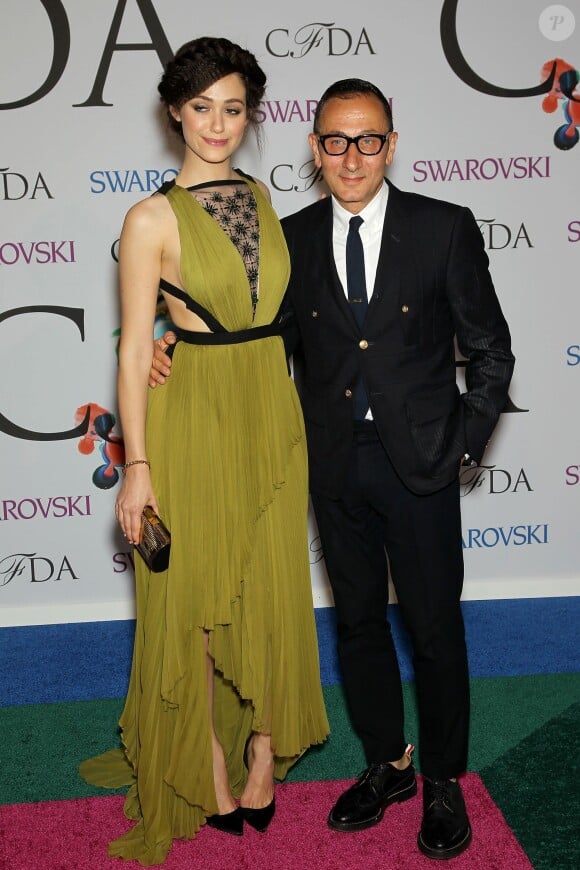 Emmy Rossum et le créateur Gilles Mendel (J. Mendel) assistent aux CFDA Fashion Awards 2014 à l'Alice Tully Hall, au Lincoln Center. New York, le 2 juin 2014.