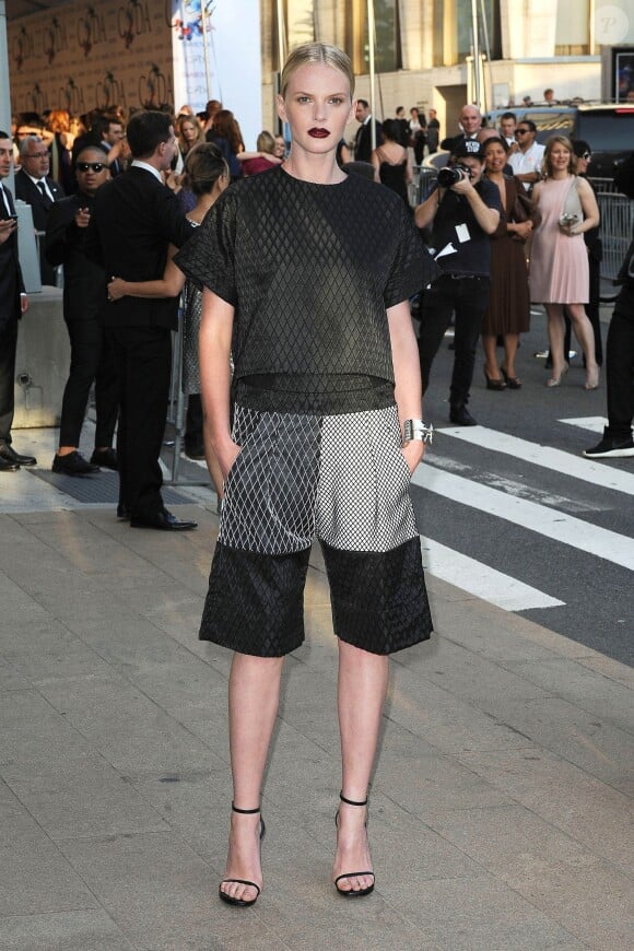 Anne V arrive à l'Alice Tully Hall, au Lincoln Center, pour assister aux CFDA Fashion Awards 2014. New York, le 2 juin 2014.