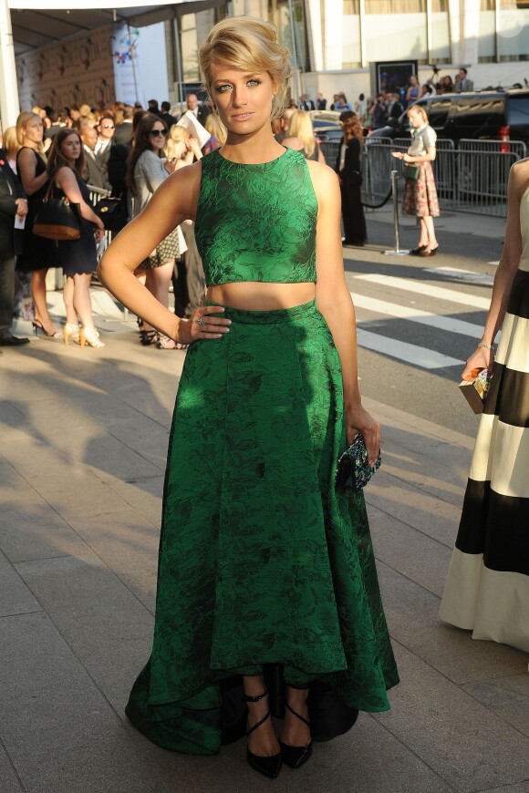 Beth Behrs arrive à l'Alice Tully Hall, au Lincoln Center, pour assister aux CFDA Fashion Awards 2014. New York, le 2 juin 2014.