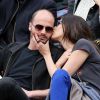 Helena Noguerra embrasse son compagnon Fabrice Du Welz assistent aux Internationaux de France de tennis de Roland-Garros à Paris, le 2 juin 2014.