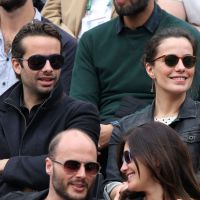 Roland-Garros : Zoé Felix radieuse avec son frère face à Natty Belmondo