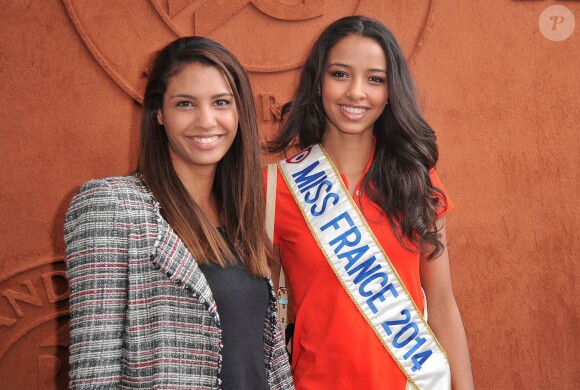 Chloé Mortaud et Flora Coquerel, Miss France 2014, au village Roland-Garros à Paris, le 3 juin 2014.