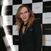John Galliano pose avec Tatiana Volodina, directrice de la marque russe "L'étoile" lors d'une soirée à Moscou, le 22 mai 2014. Le célèbre couturier britannique refait surface en Russie où il a été nommé directeur artistique de la célèbre marque de cosmétiques russe.