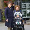  Peter Dinklage se promenant avec sa femme Erica Schmidt et leur fille Zelig Dinklage &agrave; New York, le 28 octobre 2013.  