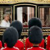 La reine Elizabeth II a étrenné son nouveau carrosse du jubilé de diamant flambant neuf, fabriqué par l'Australien Jim Frecklington, le 4 juin 2014 à l'occasion de l'inauguration du Parlement.