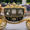 La reine Elizabeth II a étrenné son nouveau carrosse du jubilé de diamant flambant neuf, fabriqué par l'Australien Jim Frecklington, le 4 juin 2014 à l'occasion de l'inauguration du Parlement.
