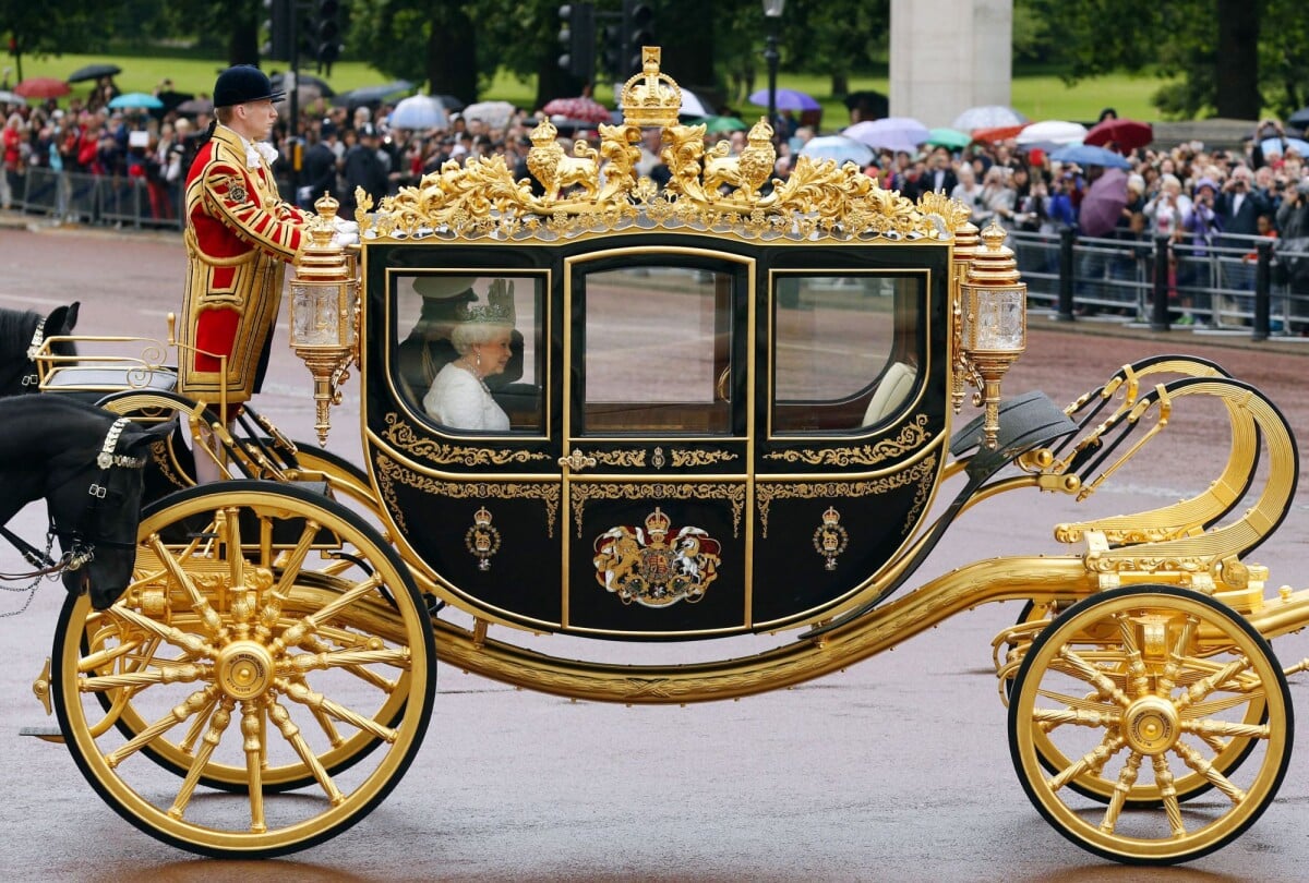 Vidéo : La reine Elizabeth II a étrenné son nouveau carrosse du jubilé ...