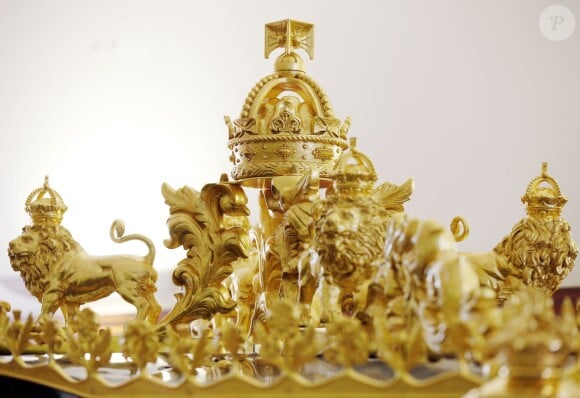 La couronne a été sculptée à partir de bois du HMS Victory et une caméra à 360° s'y niche. Le carrosse du jubilé de diamant flambant neuf, fabriqué par l'Australien Jim Frecklington, a été dévoilé le 2 juin 2014 à Londres, deux jours avant que la reine Elizabeth II l'étrenne à l'occasion de l'inauguration du Parlement.