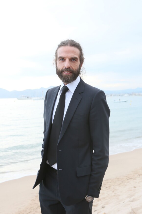 Rencontre avec John Nollet, le coiffeur des stars, sur la plage magnum à Cannes, le 17 mai 2014