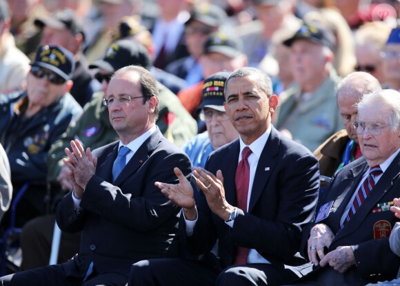 François Hollande et Barack Obama assistent à la cérémonie du 70ème anniversaire du débarquement sur les plages de Normandie au cimetière de Colleville en France le 6 juin 2014.