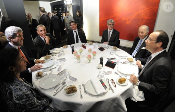 John Kerry, Barack Obama, Thomas Ronkin, Jacques Audibert, Laurent Fabius et Francois Hollande au restaurant Le Chiberta à Paris, le 5 juin 2014.
