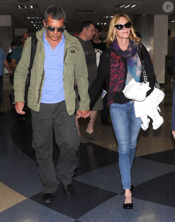 Antonio Banderas et Melanie Griffith arrivent à l'aéroport de Los Angeles, le 16 mars 2014.