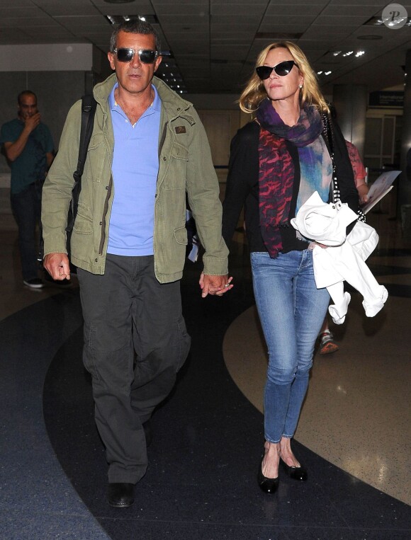Antonio Banderas et Melanie Griffith arrivent à l'aéroport de Los Angeles, le 16 mars 2014.