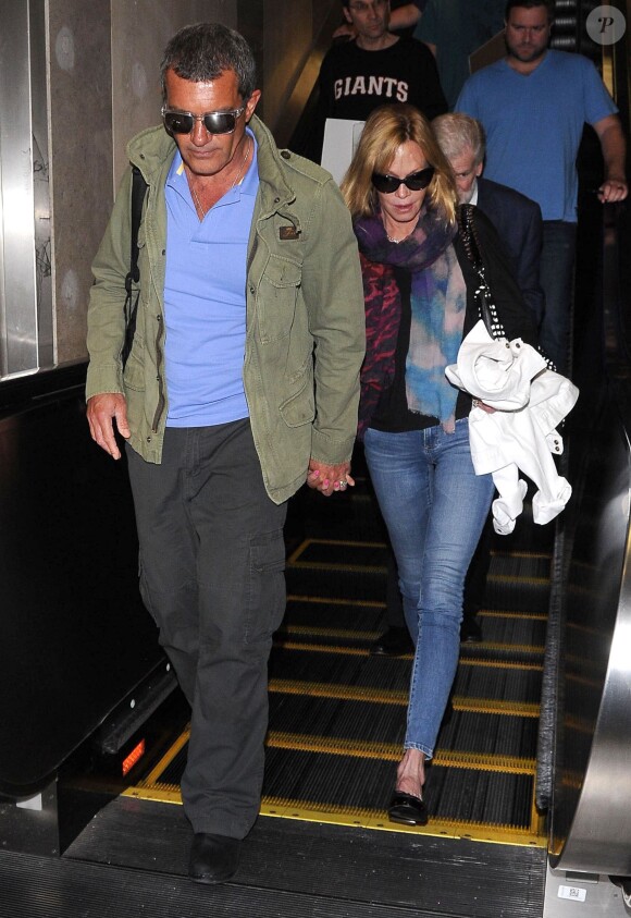 Antonio Banderas et Melanie Griffith arrivent à l'aéroport de Los Angeles, le 16 mars 2014.
